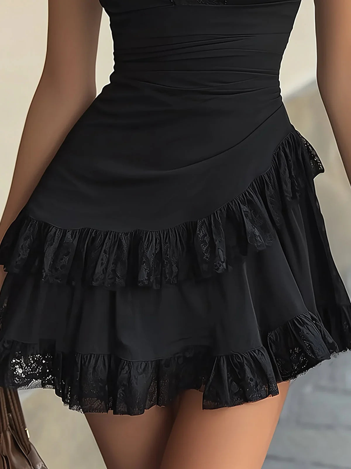 Camelia Vestido Mini Negro con Volantes de Encaje y Escote en V