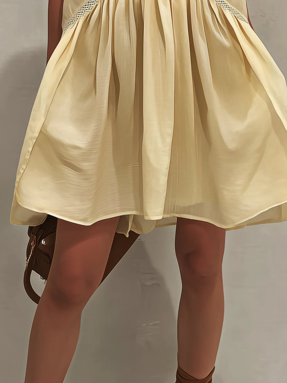 Isabela Vestido Mini Amarillo sin Mangas con Escote en V Profundo y Detalles de Encaje