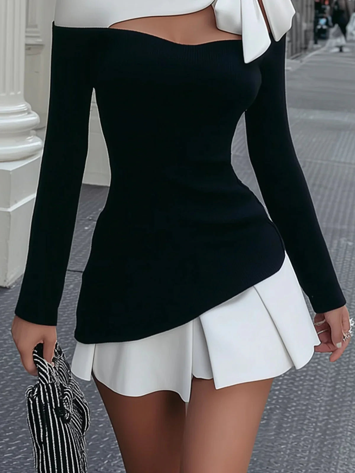 Celina Vestido Mini Blanco y Negro con Tirantes y Detalle de Lazo Cosido