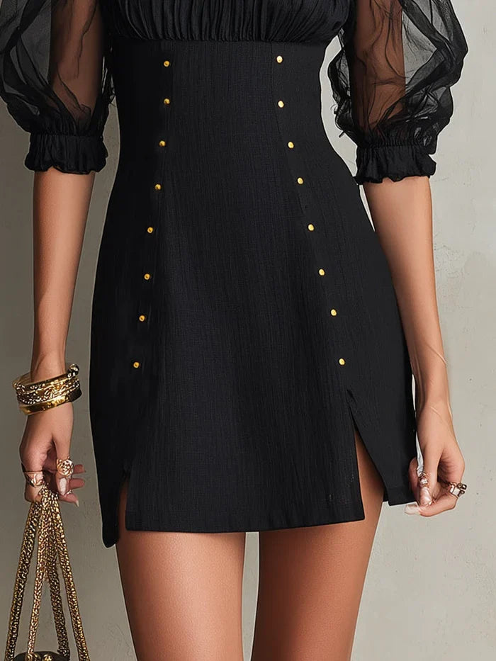 Adela Vestido Mini Negro con Escote Bardot, Mangas Abullonadas y Tachuelas