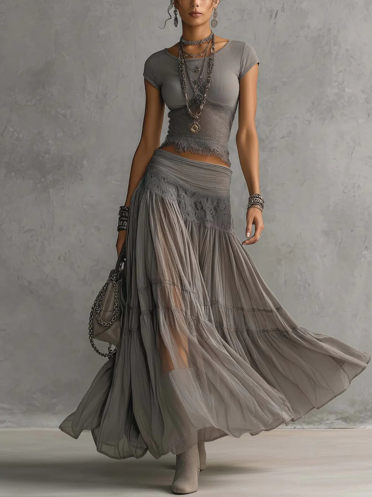 Conjunto de Top Gris de Encaje Transparente y Falda Maxi Plisada