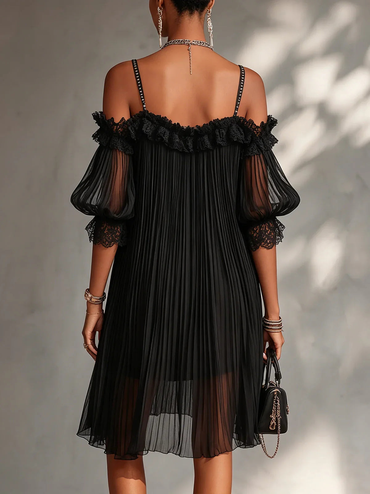 Naia Vestido Mini Negro de Chiffon con Escote Bardot y Ribete de Encaje
