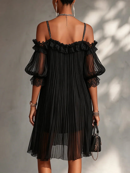 Naia Vestido Mini Negro de Chiffon con Escote Bardot y Ribete de Encaje