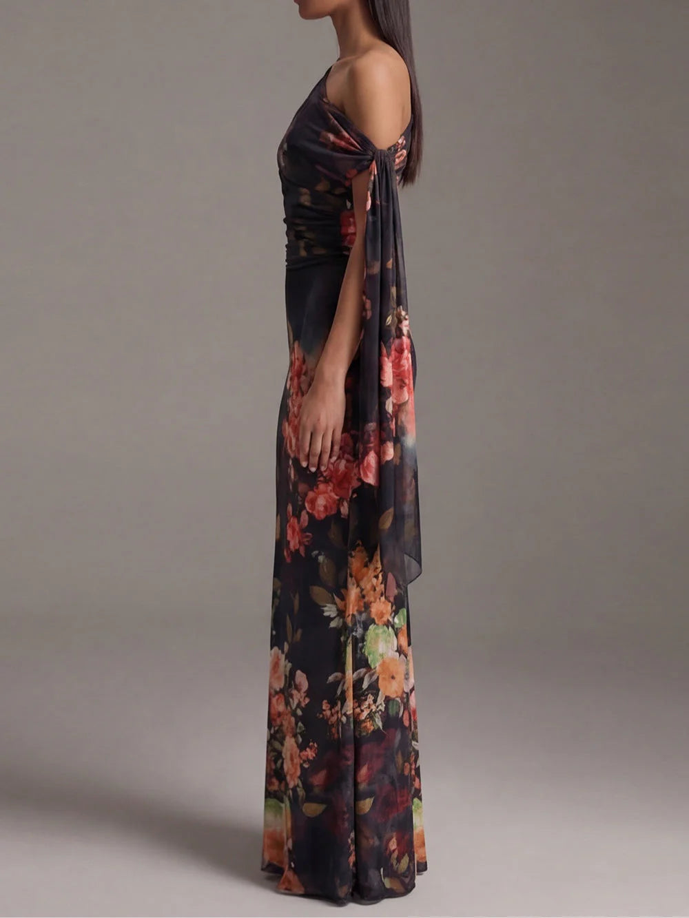 Vestido Maxi Plisado de Chiffon Estampado Negro de Un Solo Hombro