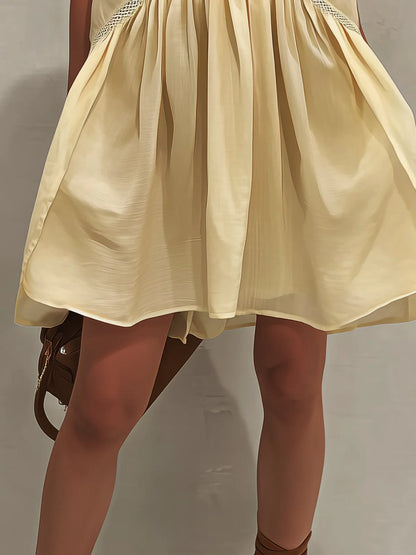 Isabela Vestido Mini Amarillo sin Mangas con Escote en V Profundo y Detalles de Encaje