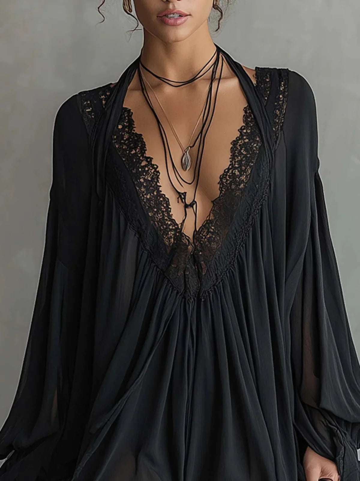 Catalina Vestido Mini de Chiffon Negro con Escote Halter y Cuello de Encaje