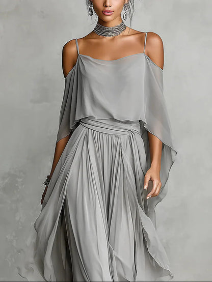 Conjunto de Chiffon Gris con Top Fluido de Hombros Descubiertos y Pantalón
