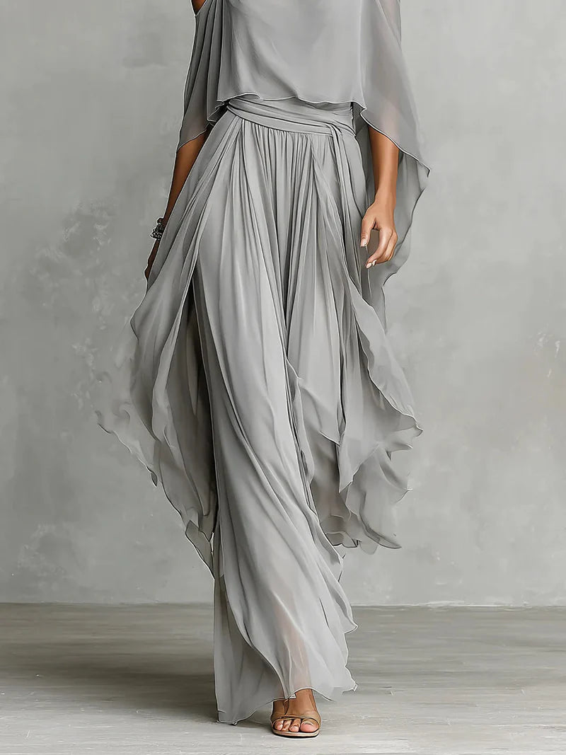 Conjunto de Chiffon Gris con Top Fluido de Hombros Descubiertos y Pantalón