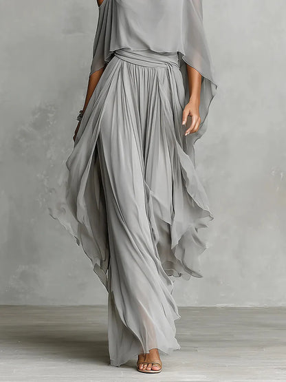 Conjunto de Chiffon Gris con Top Fluido de Hombros Descubiertos y Pantalón