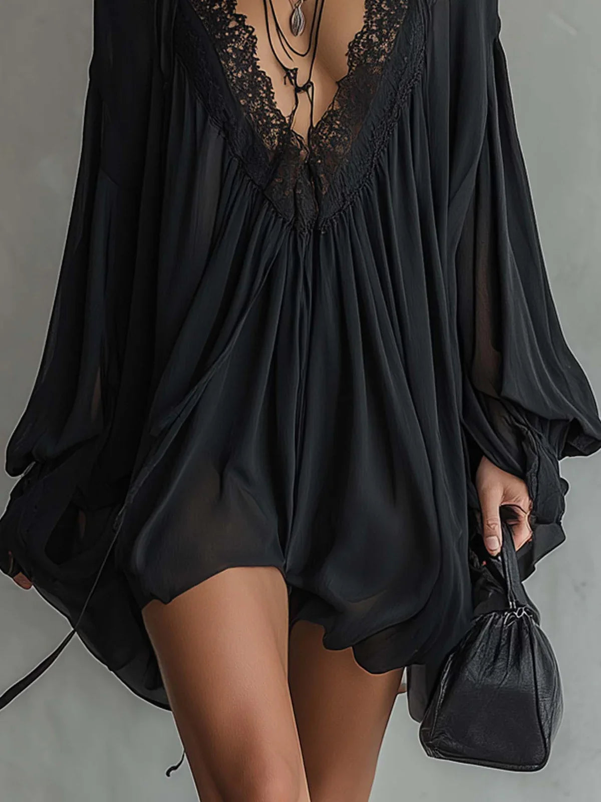 Catalina Vestido Mini de Chiffon Negro con Escote Halter y Cuello de Encaje
