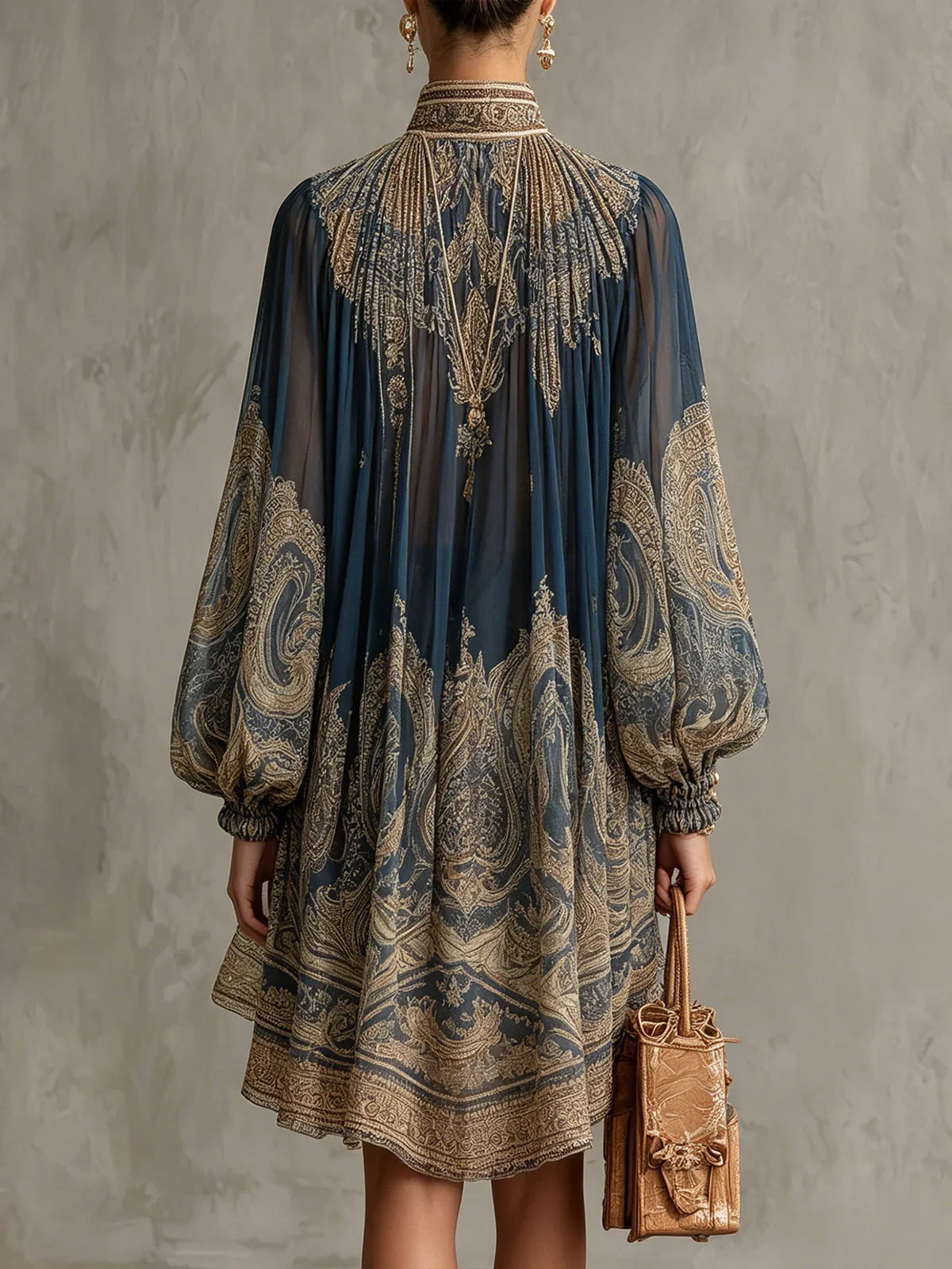 Sonia Vestido Mini de Chiffon Azul Marino con Estampado Barroco y Cuello Alto