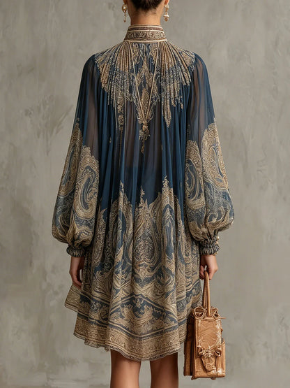 Sonia Vestido Mini de Chiffon Azul Marino con Estampado Barroco y Cuello Alto