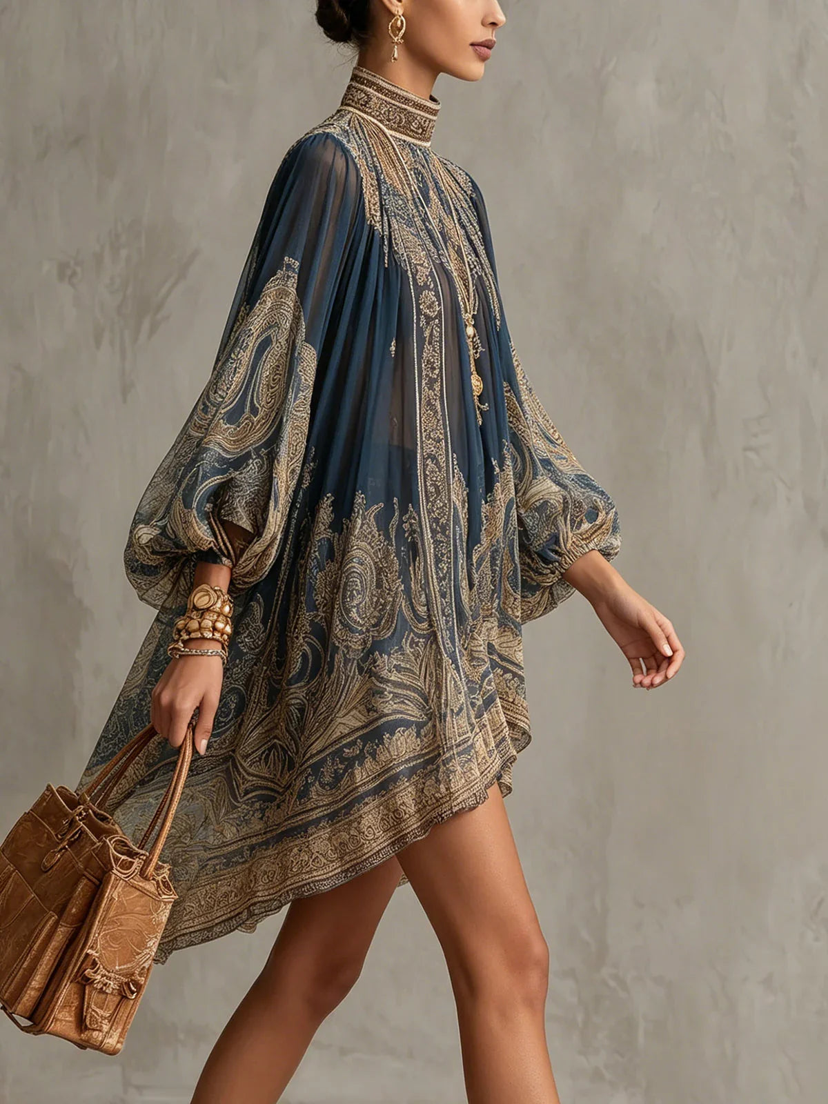 Sonia Vestido Mini de Chiffon Azul Marino con Estampado Barroco y Cuello Alto