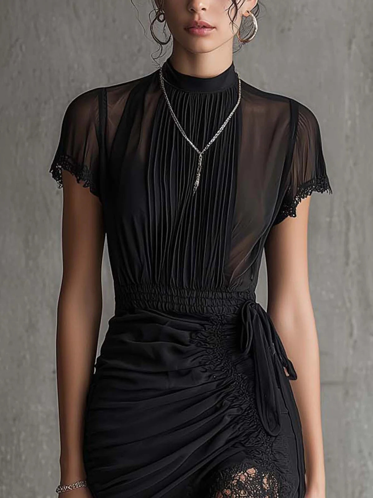 Vestido Mini de Chiffon Negro con Cintura Plisada y Detalles de Encaje