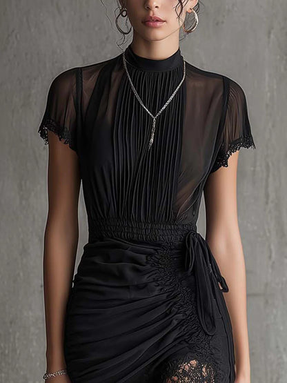 Vestido Mini de Chiffon Negro con Cintura Plisada y Detalles de Encaje