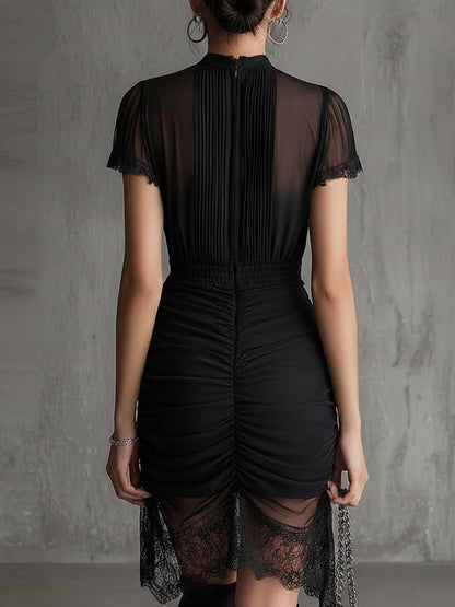 Vestido Mini de Chiffon Negro con Cintura Plisada y Detalles de Encaje