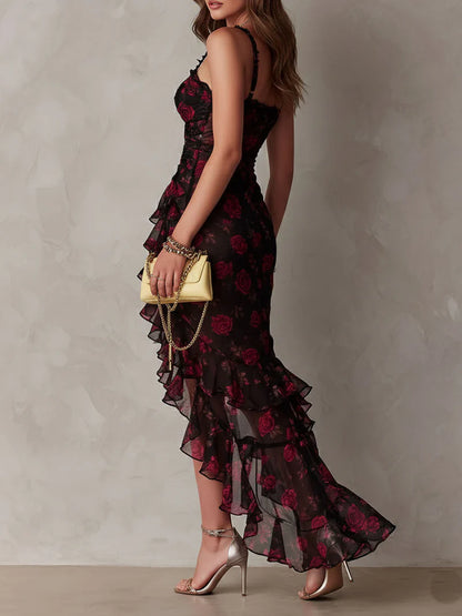 Vestido Chic Negro y Rojo con Estampado Floral y Volantes en el Bajo