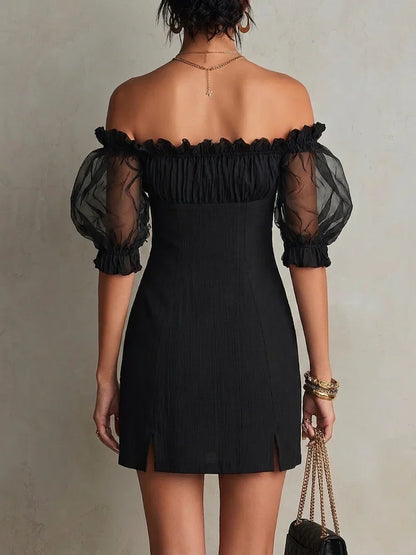 Adela Vestido Mini Negro con Escote Bardot, Mangas Abullonadas y Tachuelas