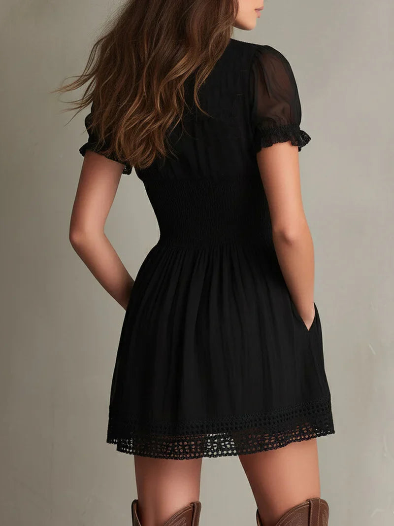 Melisa Vestido Mini Negro Plisado con Detalles de Encaje