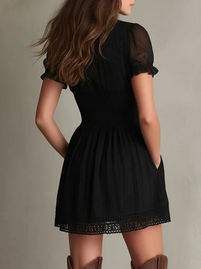 Melisa Vestido Mini Negro Plisado con Detalles de Encaje