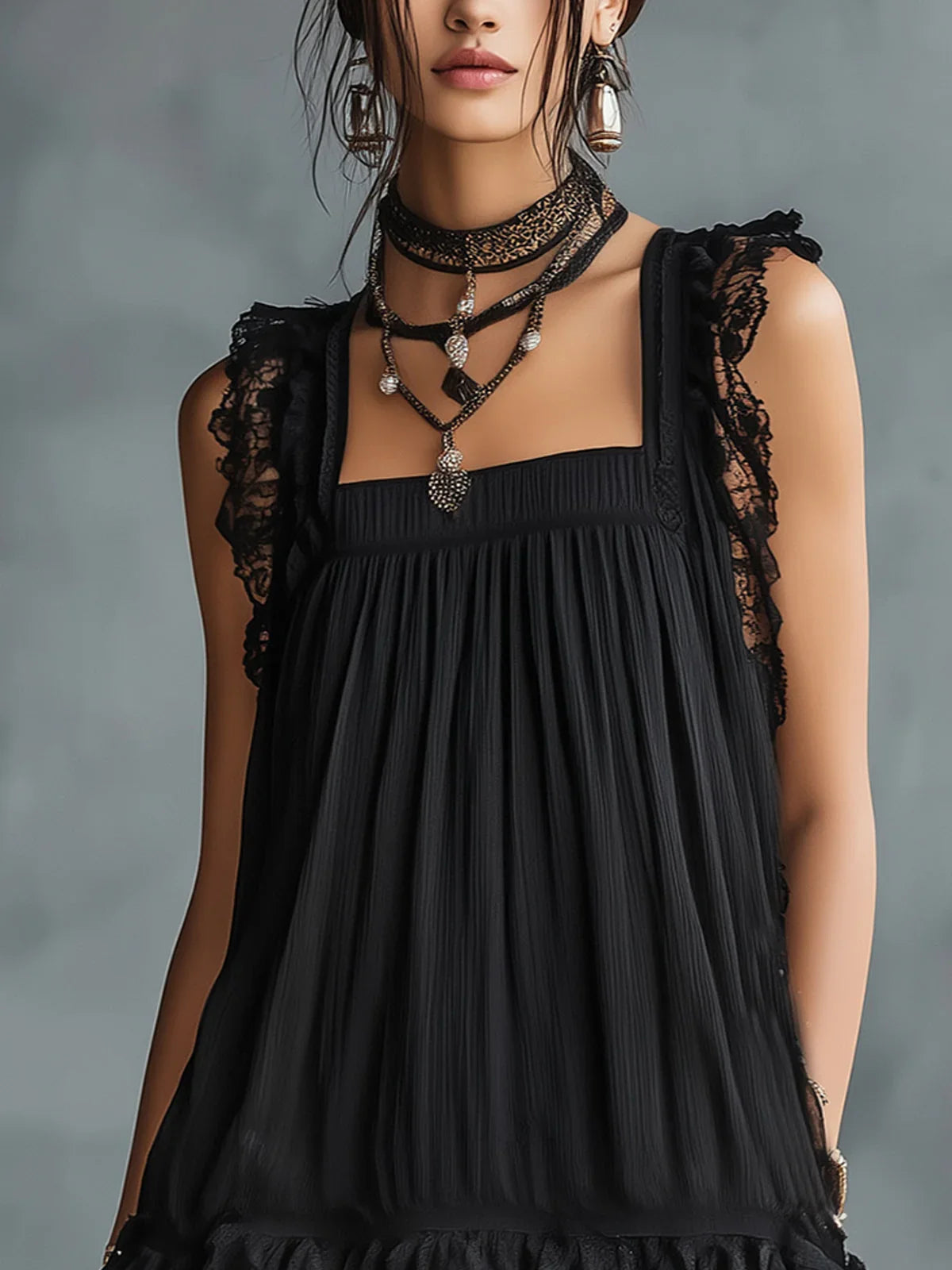 Elina Vestido Mini Negro con Tul de Lunares, Volantes y Acabado de Encaje Negro