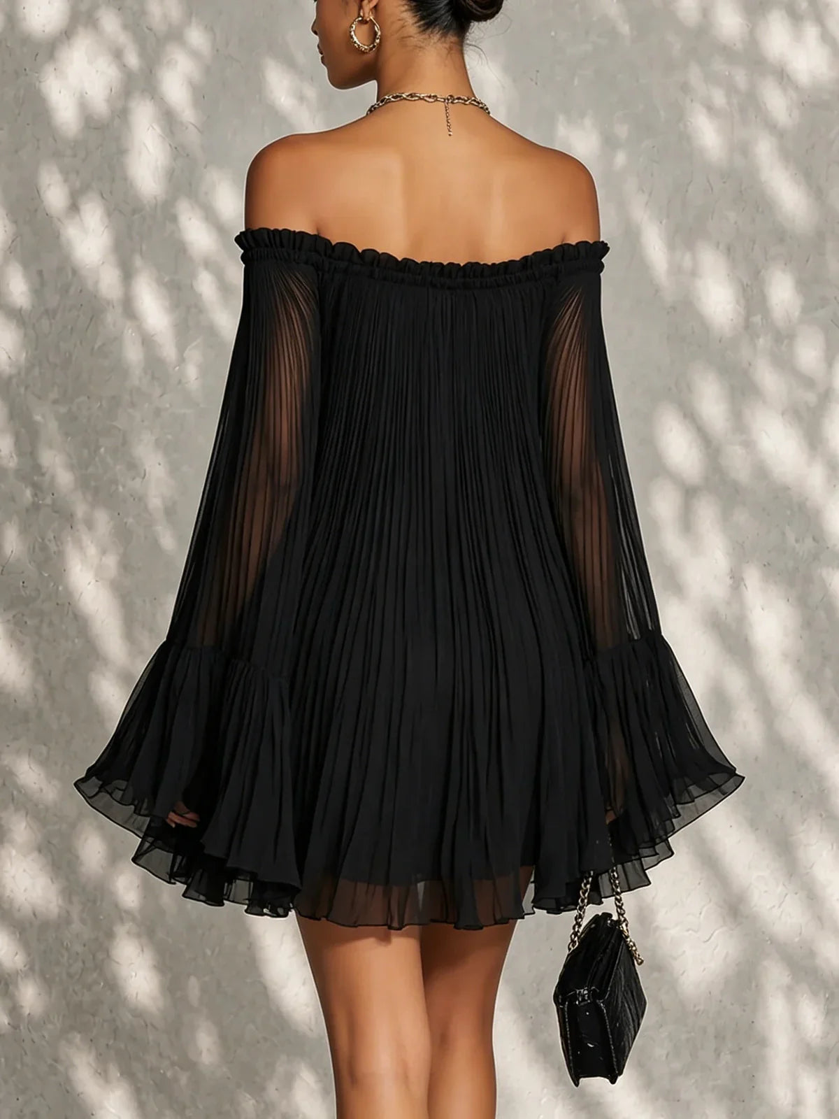 Elsa Vestido Mini Negro con Mangas Acampanadas y Volantes de Hombros al Descubierto