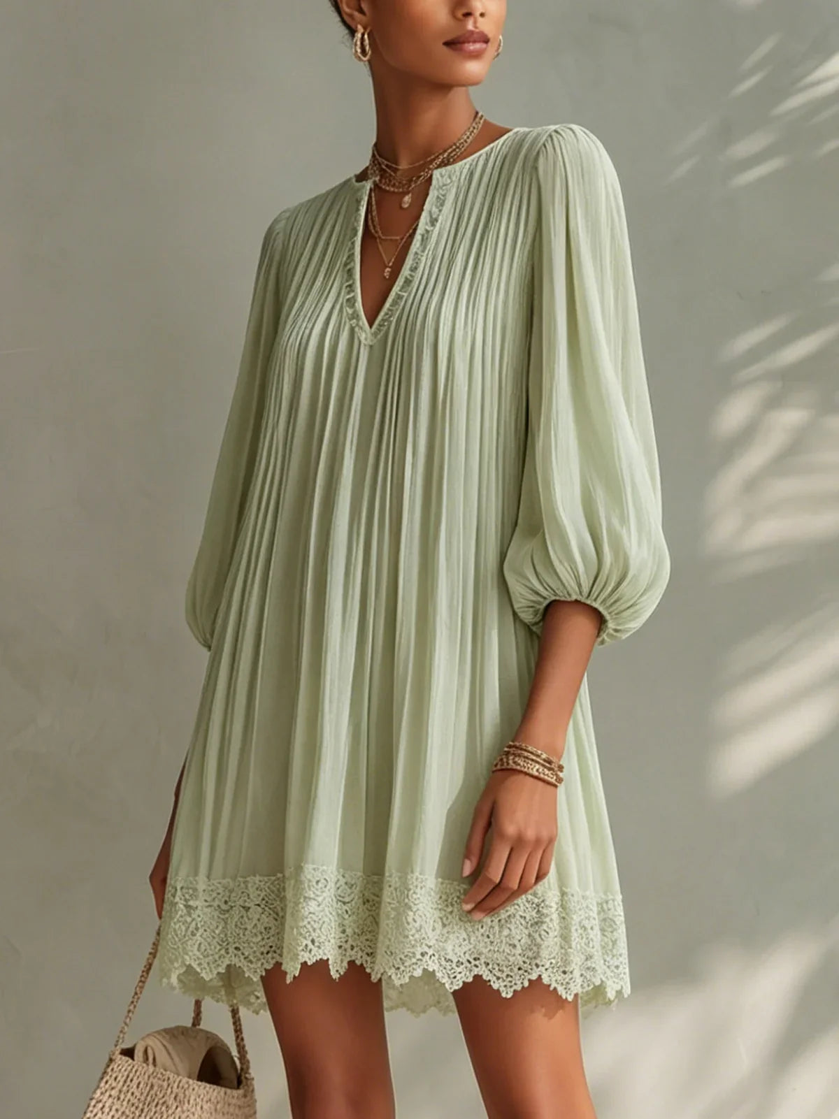 Iria Vestido Mini Verde Claro de Chiffon Plisado con Mangas Farol de Encaje