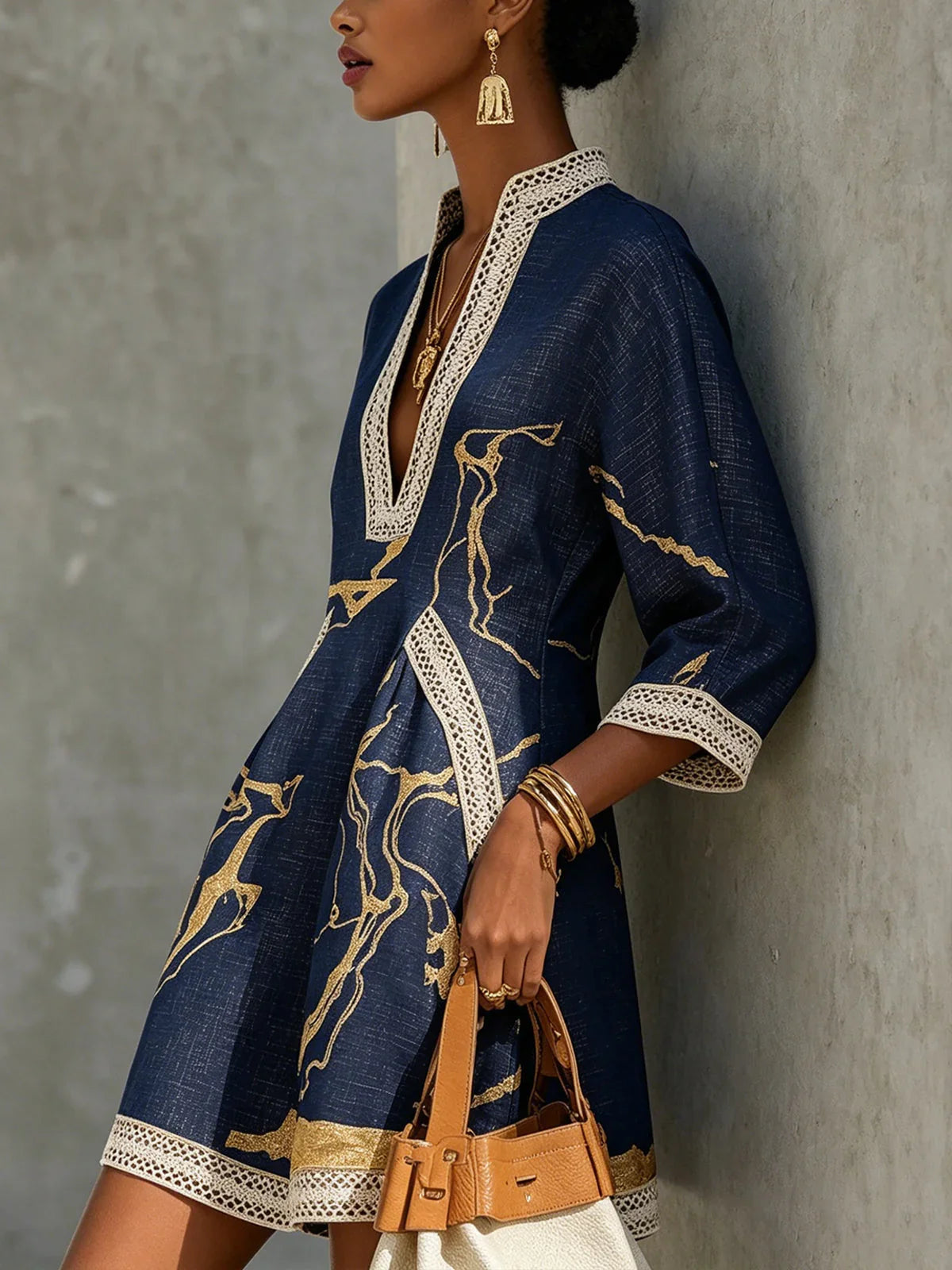 Cira Vestido Mini Azul Marino de Encaje de Ganchillo con Escote en V y Estampado Dorado