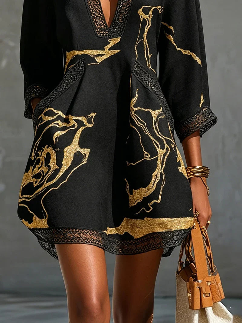 Ariane Vestido Mini Negro y Dorado de Encaje de Ganchillo con Escote en V y Estampado