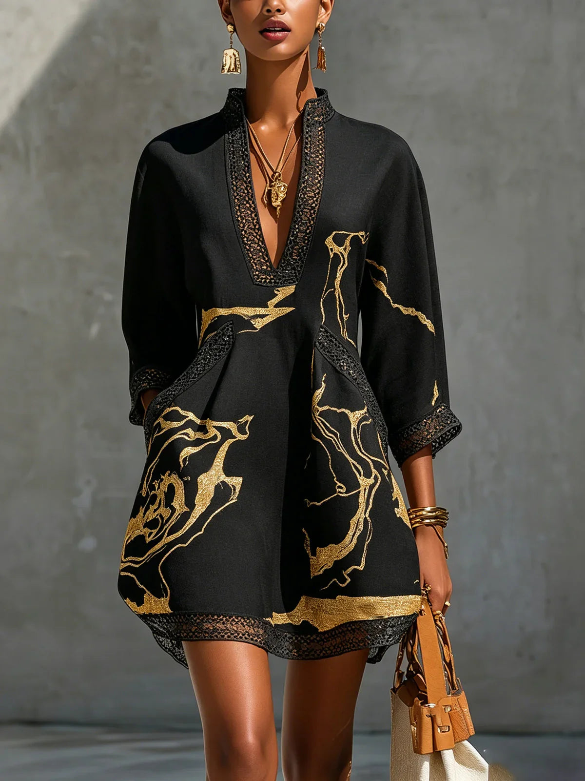 Ariane Vestido Mini Negro y Dorado de Encaje de Ganchillo con Escote en V y Estampado