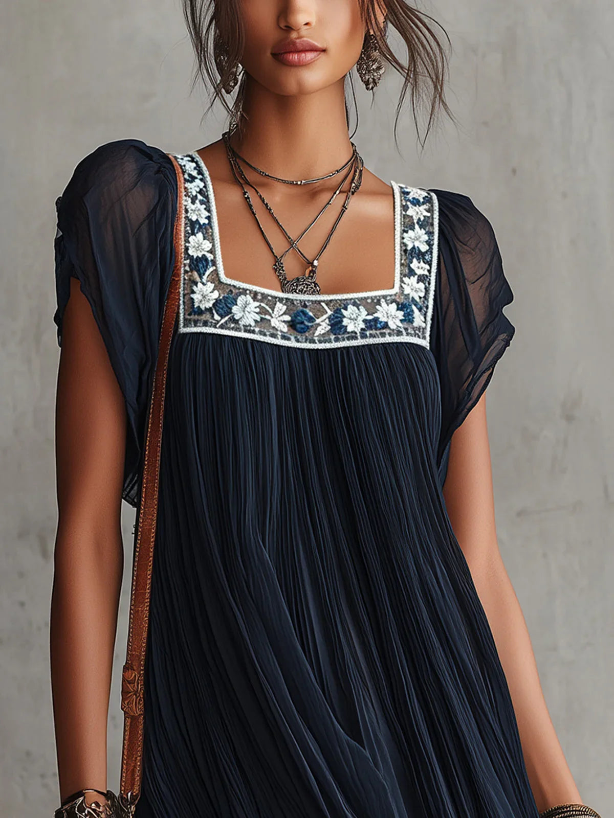Matilde Vestido Mini de Chiffon Plisado Azul Marino con Bordado Floral