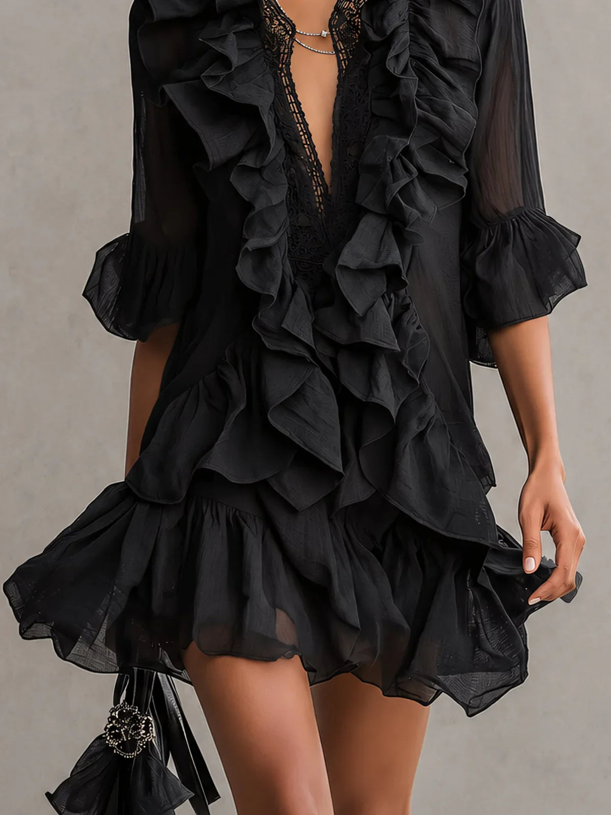 Serena Vestido Mini Negro de Chiffon con Detalles de Volantes