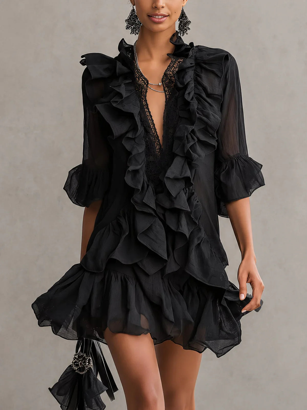 Serena Vestido Mini Negro de Chiffon con Detalles de Volantes