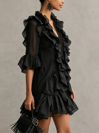 Serena Vestido Mini Negro de Chiffon con Detalles de Volantes