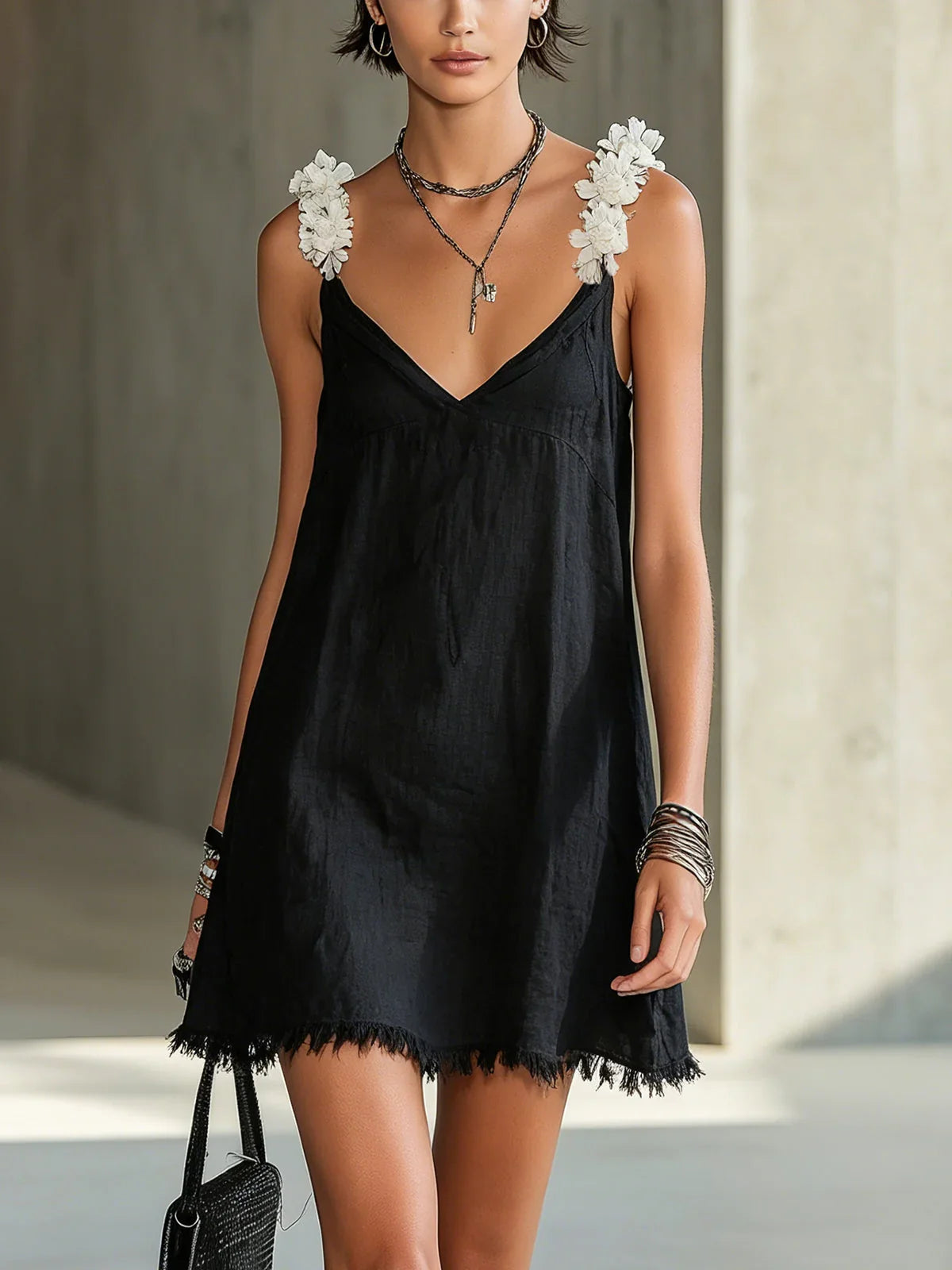 Violeta Vestido Mini Negro con Escote en V y Tirantes Florales