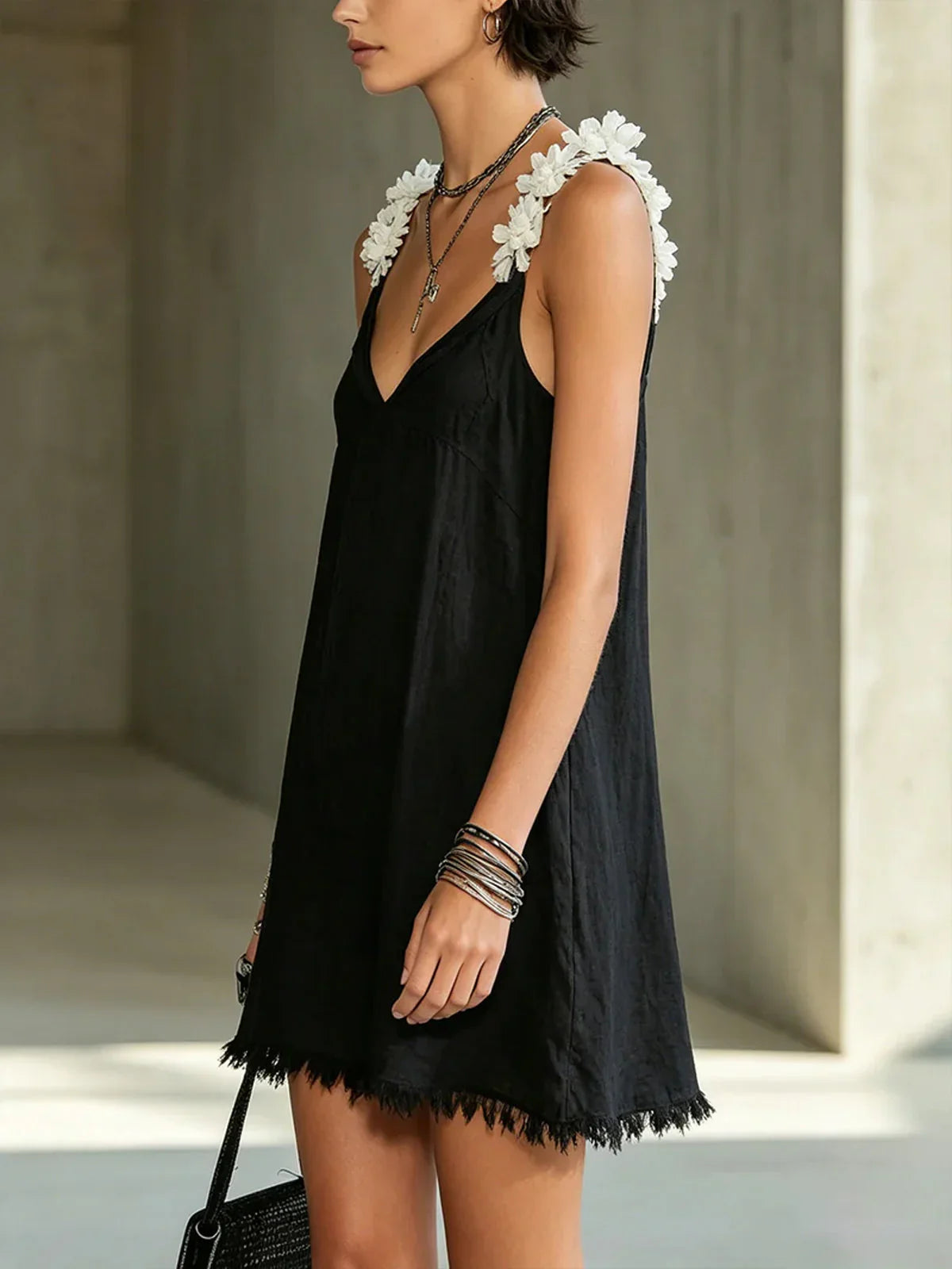Violeta Vestido Mini Negro con Escote en V y Tirantes Florales