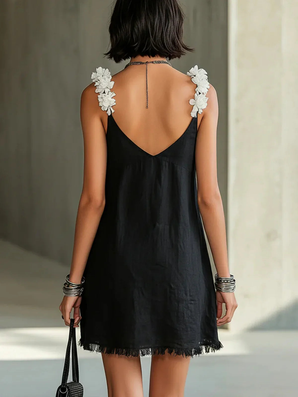 Violeta Vestido Mini Negro con Escote en V y Tirantes Florales