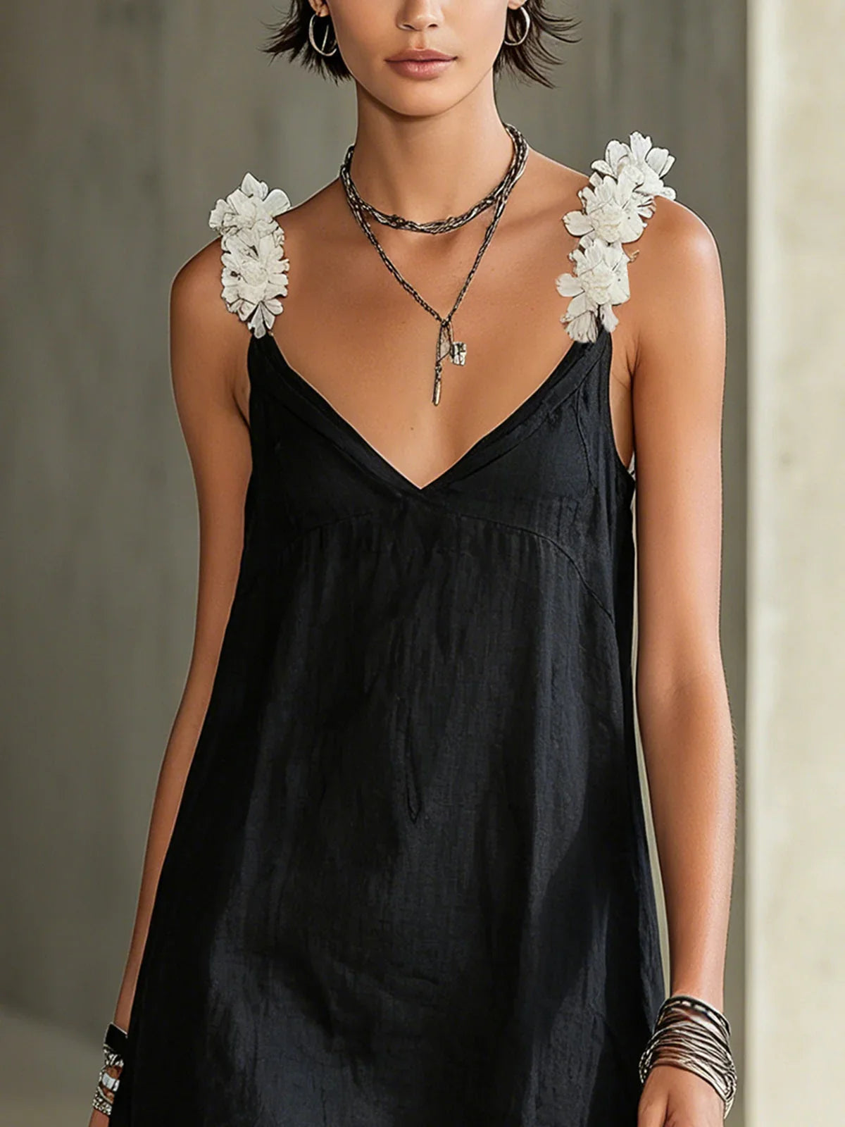 Violeta Vestido Mini Negro con Escote en V y Tirantes Florales