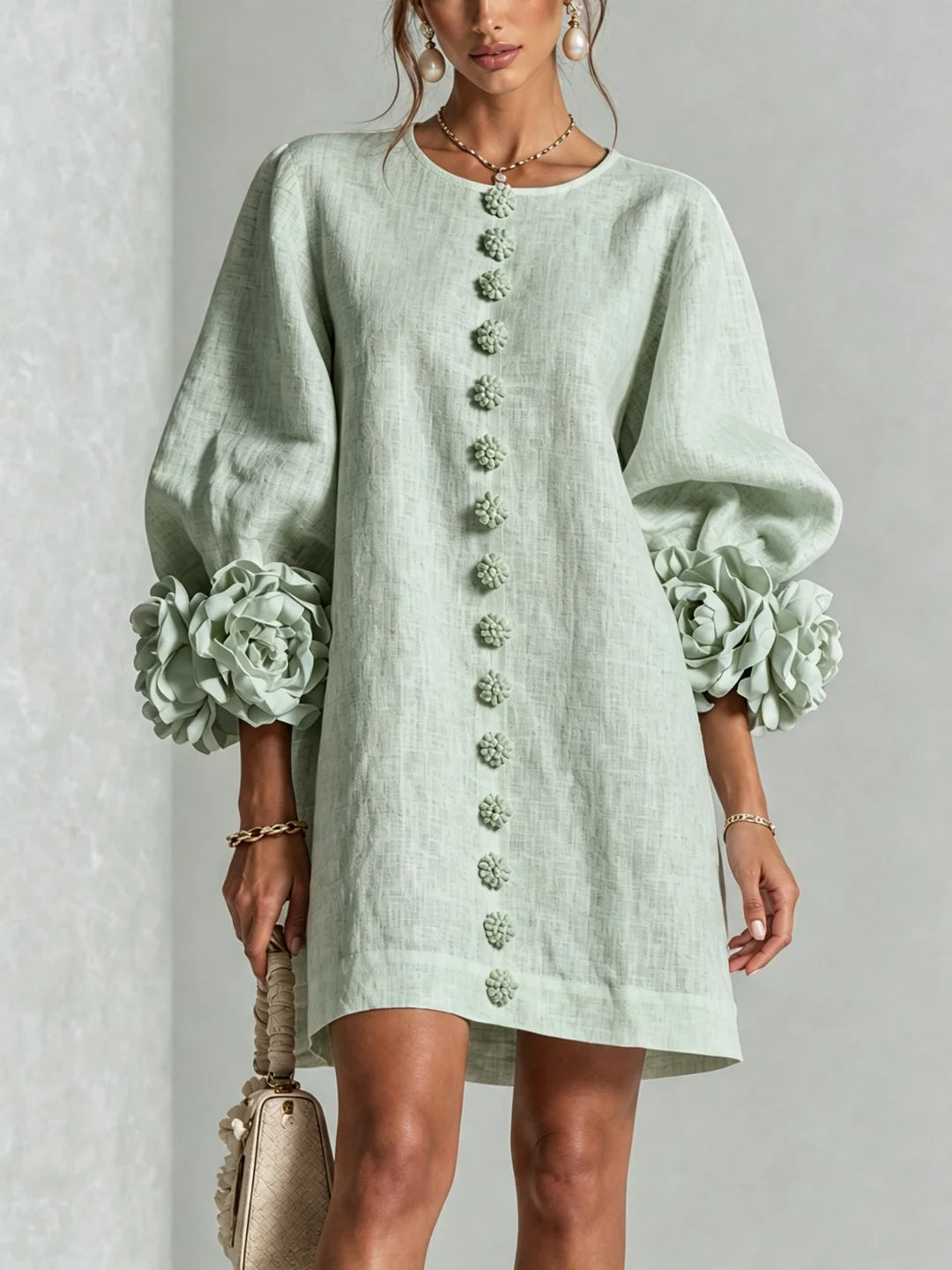 Elvira Vestido Mini Blanco con Botones Florales y Mangas de Flores