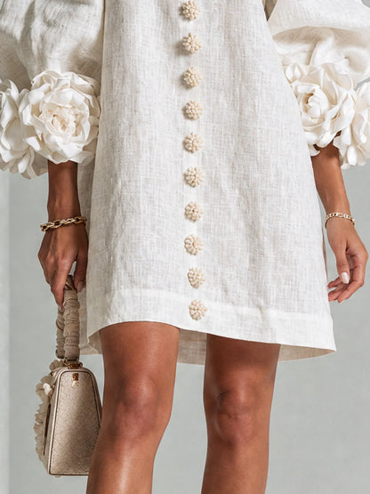 Elvira Vestido Mini Blanco con Botones Florales y Mangas de Flores