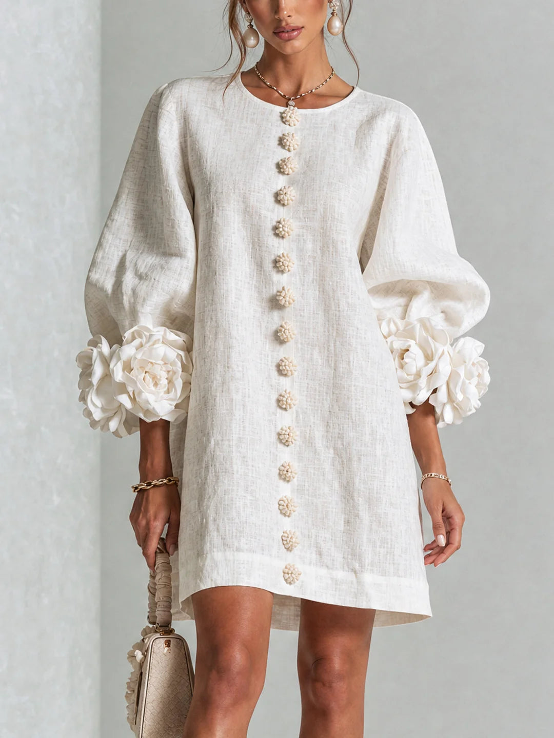 Elvira Vestido Mini Blanco con Botones Florales y Mangas de Flores