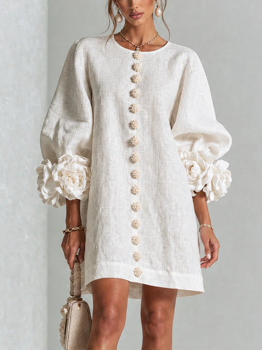 Elvira Vestido Mini Blanco con Botones Florales y Mangas de Flores