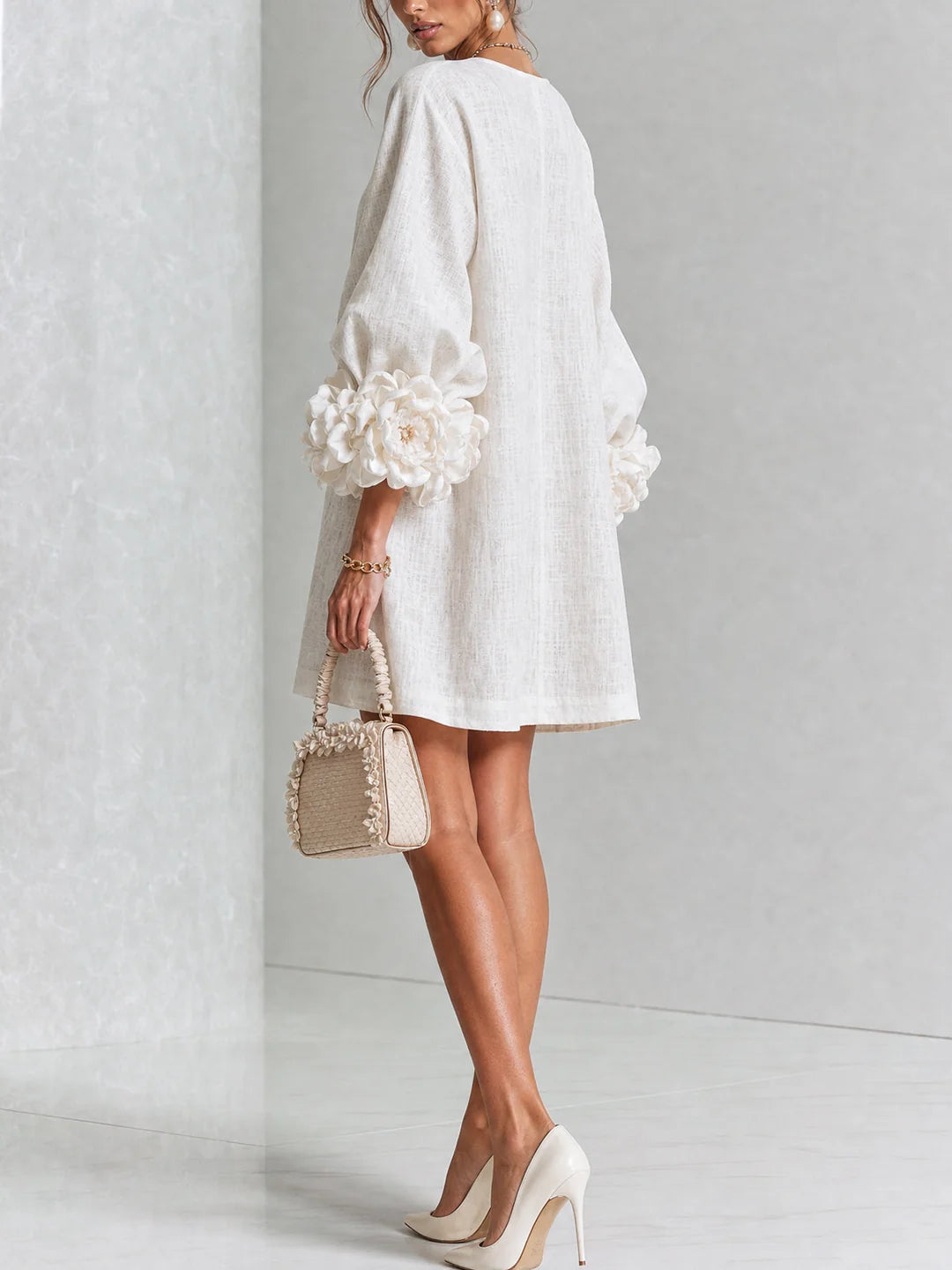 Elvira Vestido Mini Blanco con Botones Florales y Mangas de Flores