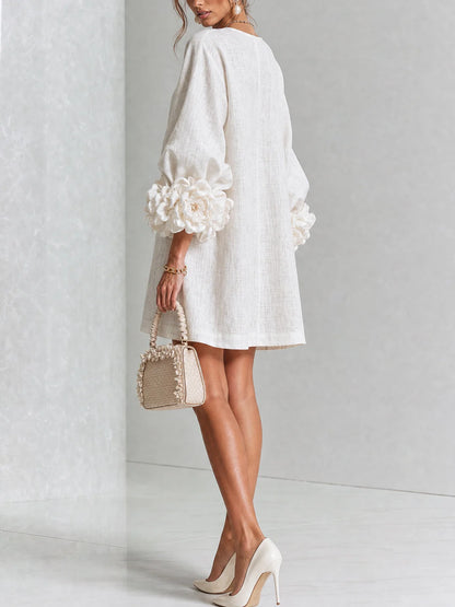 Elvira Vestido Mini Blanco con Botones Florales y Mangas de Flores