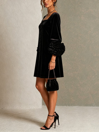 Carolina Vestido Corto de Terciopelo Negro con Botones Delanteros y Puños Florales Llamativos