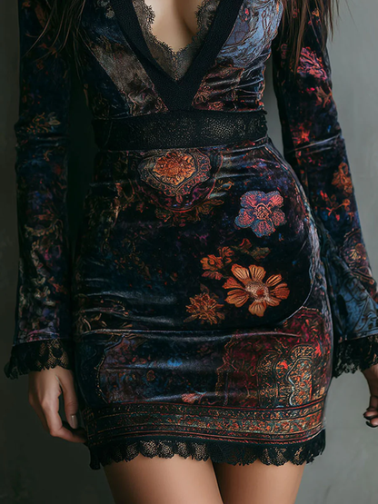 Joanna Vestido Corto Ajustado de Terciopelo con Estampado Floral y Cuello en V