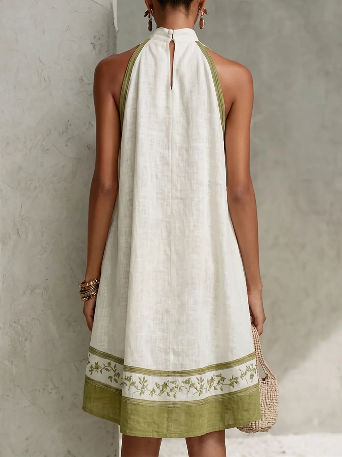 Ofelia Vestido Mini en Línea A Blanco y Verde Oliva con Estampado Floral sin Mangas